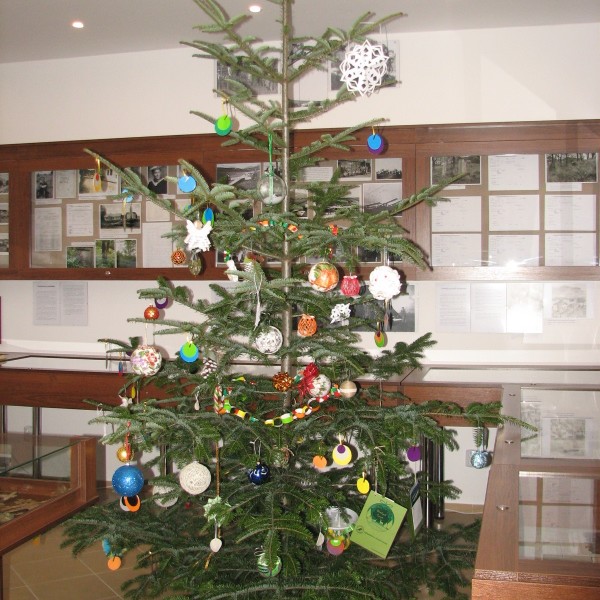II Jarmark Bożonarodzeniowy i  integracyjne przystrajanie bożonarodzeniowego drzewka
