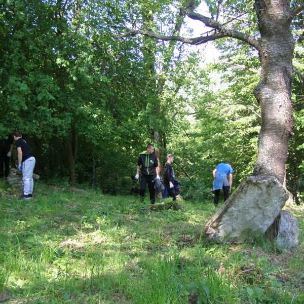 Młodzież porządkowała kirkut